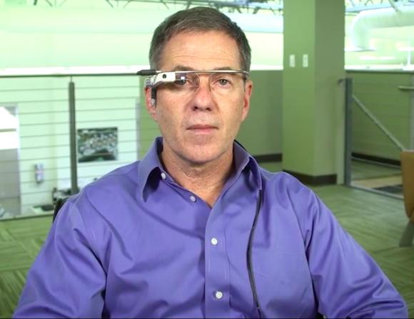 아이플루언스 CEO 짐 마그라프가 자사의 시선 추적 기술이 적용된 구글 글래스 변형 버전을 착용하고 있다. 