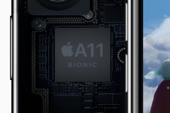 애플의 A11 바이오닉 칩은 10nm 공정을 사용해 전력 효율을 크게 높였다.